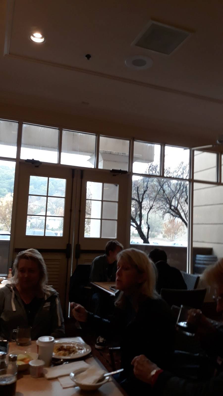 Grille 101 | restaurant | 101 McInnis Pkwy, San Rafael, CA 94903, USA | 4154995923 OR +1 415-499-5923