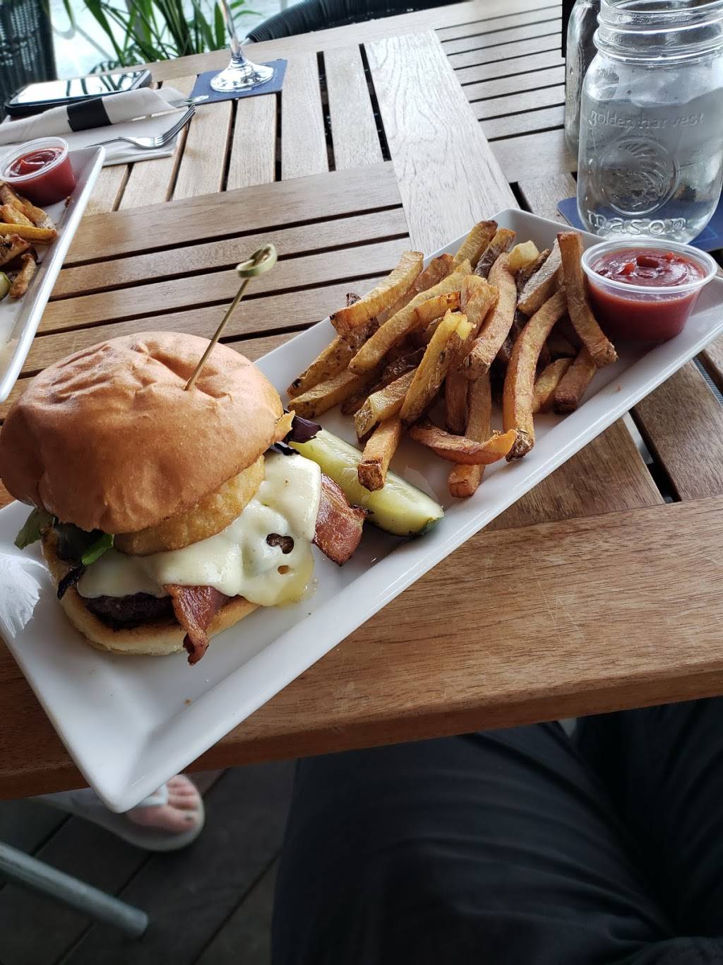 Moose McGuires Brockville | restaurant | 6 Broad St, Brockville, ON K6V 0C4, Canada | 6133455050 OR +1 613-345-5050