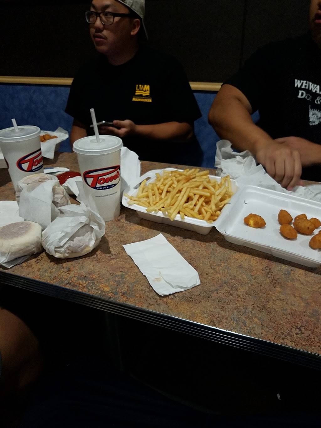 Toms Drive-In | restaurant | 1395 W American Dr, Neenah, WI 54956, USA | 9208860041 OR +1 920-886-0041