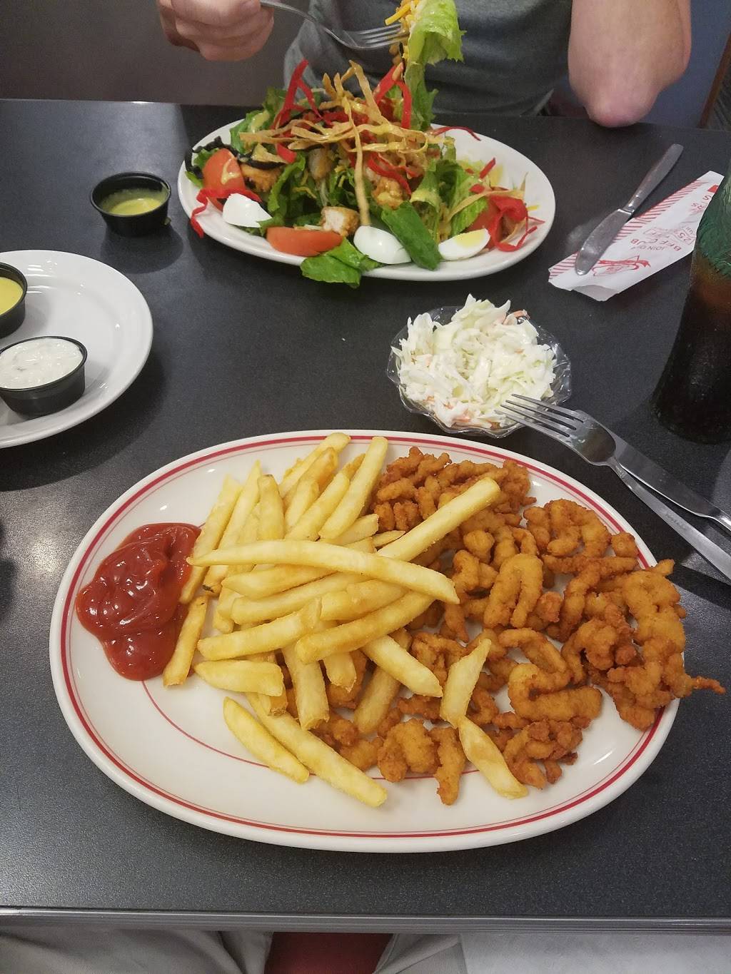 Friendlys | restaurant | 1090 Iyannough Rd, Hyannis, MA 02601, USA | 5087718145 OR +1 508-771-8145