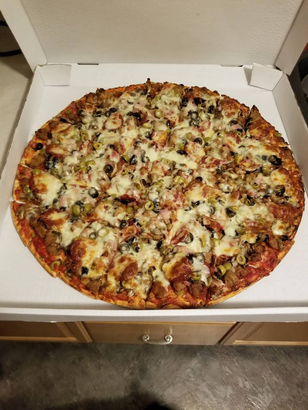 Pepperonis Pizza | restaurant | 145 Front St, Rome City, IN 46784, USA | 2608542662 OR +1 260-854-2662