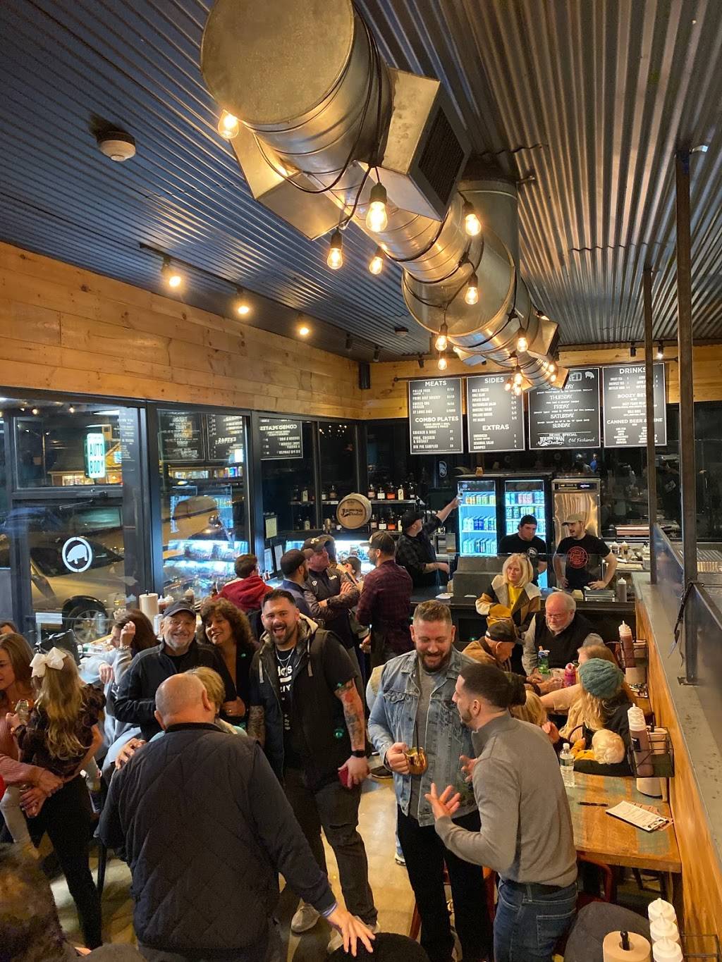 Big Pig Barbecue & Catering | restaurant | 108 Newbury St, Peabody, MA 01960, USA | 7817804191 OR +1 781-780-4191