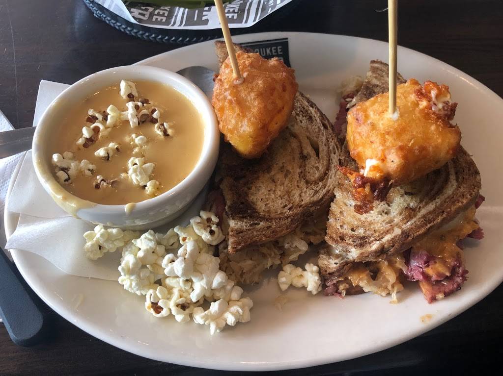 Milwaukee Burger Company | restaurant | 2620 E Clairemont Ave, Eau Claire, WI 54701, USA | 7158346503 OR +1 715-834-6503