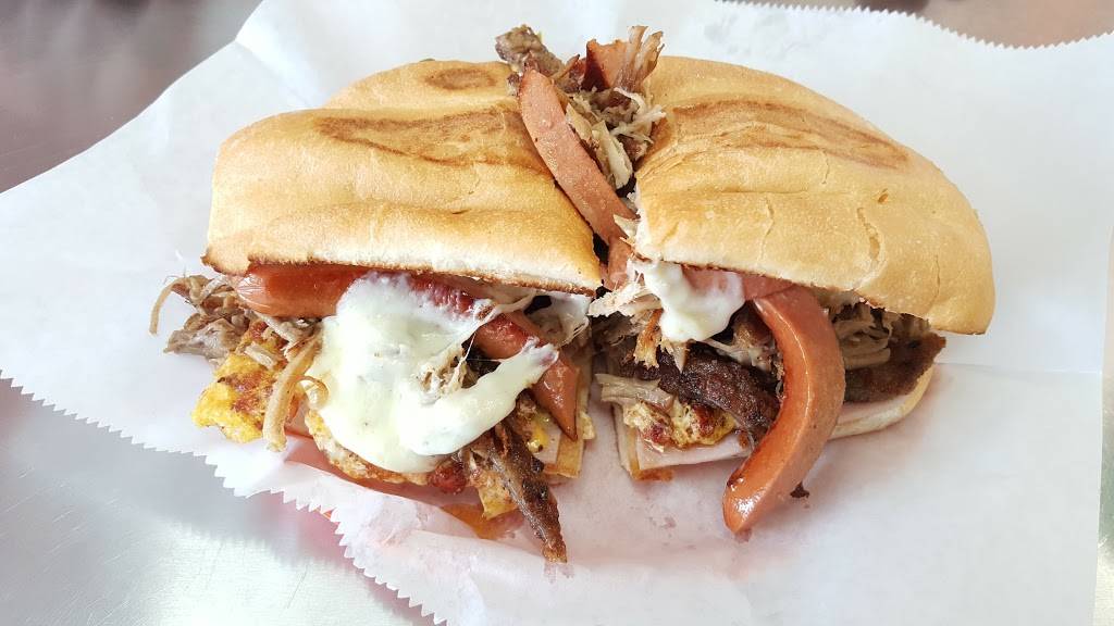 Las Tortas Perronas | restaurant | 1837 Bingle Rd, Houston, TX 77055, USA | 7134611900 OR +1 713-461-1900