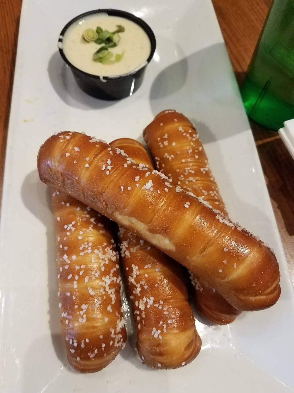 Quaker Steak & Lube | restaurant | 561 US Route 1, Edison, NJ 08817, USA | 7327779464 OR +1 732-777-9464