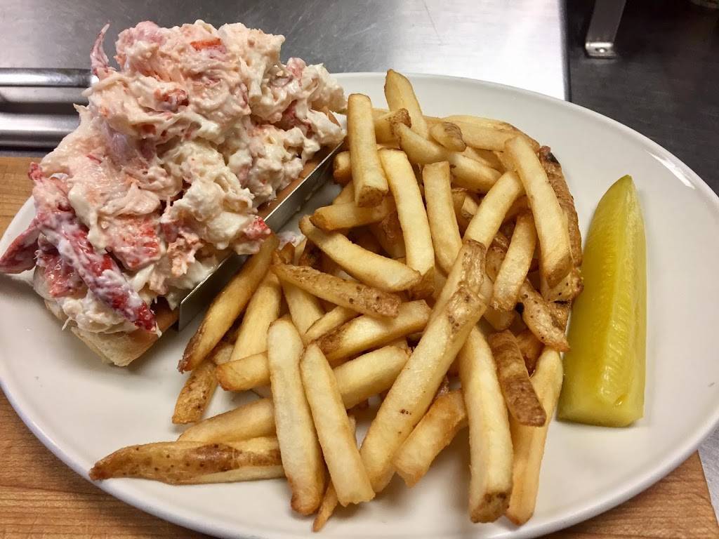 Dannys Seafood / Bar & Grille | restaurant | 574 N Front St, New Bedford, MA 02745, USA | 5089928643 OR +1 508-992-8643