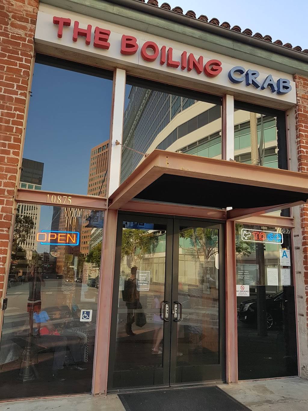 The Boiling Crab | restaurant | 10875 Kinross Ave, Los Angeles, CA 90024, USA | 3102084888 OR +1 310-208-4888