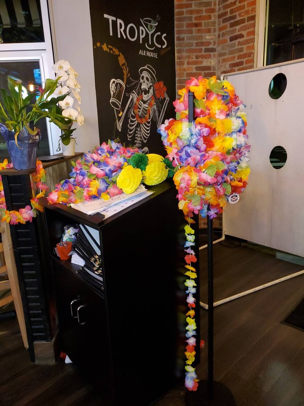 Tropics Ale House Midtown | restaurant | 2001 J St, Sacramento, CA 95811, USA | 9165947286 OR +1 916-594-7286