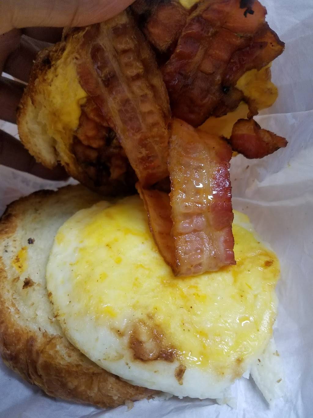 Dunkin Donuts | cafe | 333 W North Ave, Chicago, IL 60610, USA | 3129442375 OR +1 312-944-2375