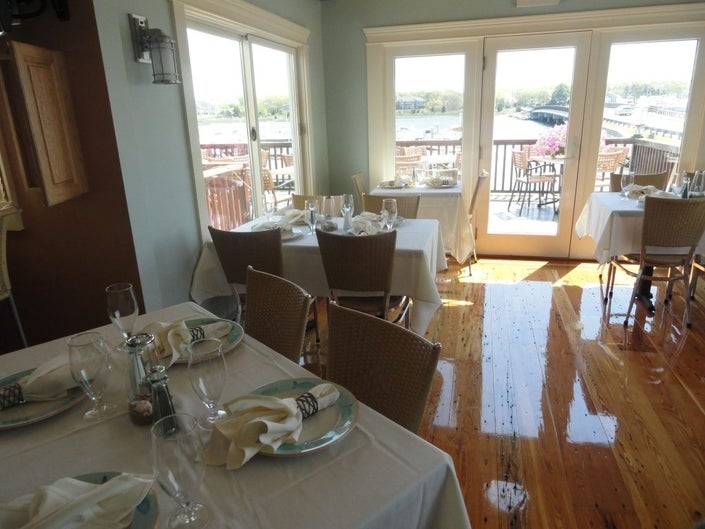 Green Pond Yacht Club | restaurant | 366 Menauhant Rd, East Falmouth, MA 02536, USA | 5085405497 OR +1 508-540-5497