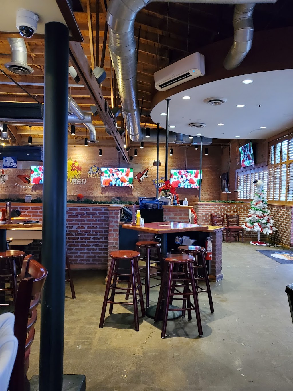 Zipps Sports Grill | restaurant | 3647 E Indian School Rd, Phoenix, AZ 85018, USA | 6029572112 OR +1 602-957-2112