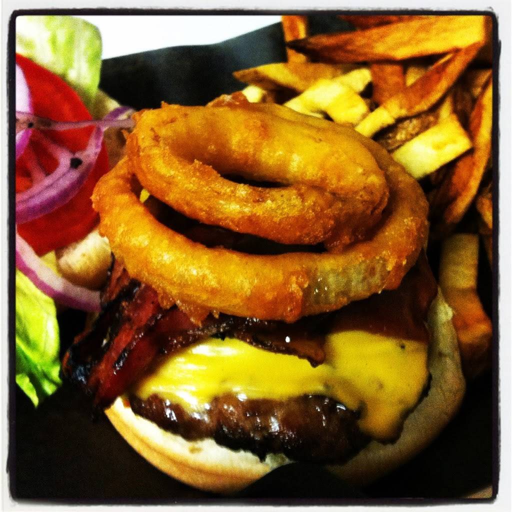 Maple Leaf Tavern | restaurant | 5831 Ferry St, Niagara Falls, ON L2G 1S8, Canada | 9053586764 OR +1 905-358-6764