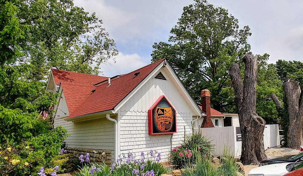 Grinders Stonewall | restaurant | 10240 Pflumm Rd, Lenexa, KS 66215, USA | 9138882000 OR +1 913-888-2000