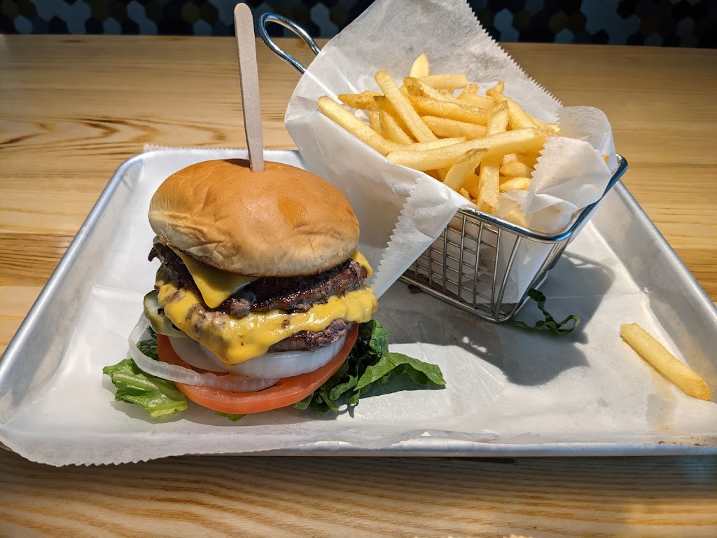 Wahlburgers @ Hy-Vee | restaurant | 3285 Crosspark Rd, Coralville, IA 52241, USA | 3196652712 OR +1 319-665-2712