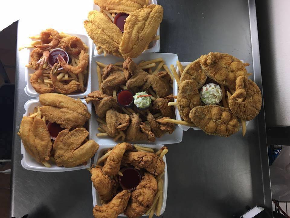 Big Sharks Fish Chicken & More | restaurant | 1699 Colfax Ave, Benton Harbor, MI 49022, USA | 2699345160 OR +1 269-934-5160