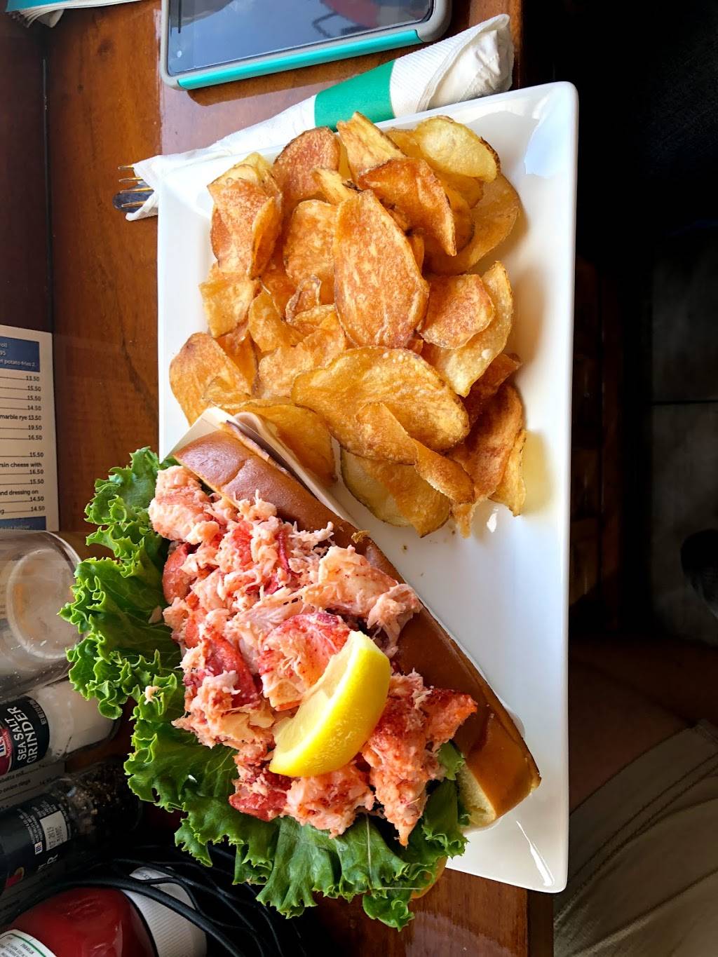 Lookout Tavern | restaurant | 8 Seaview Ave, Oak Bluffs, MA 02557, USA | 5086969844 OR +1 508-696-9844