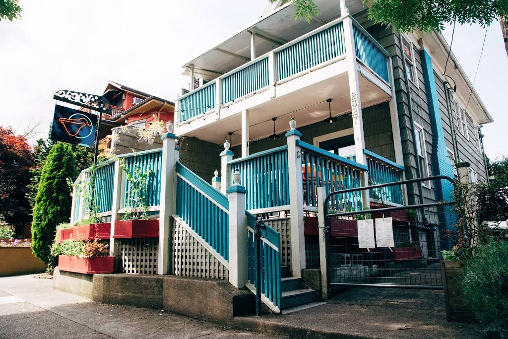 The Waiting Room | restaurant | 2327 NW Kearney St, Portland, OR 97210, USA | 5034774380 OR +1 503-477-4380