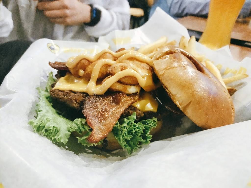 Buffalo Wild Wings | restaurant | 950 N Glebe Rd #130, Arlington, VA 22203, USA | 7032437525 OR +1 703-243-7525