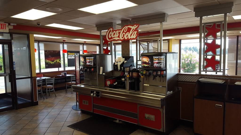 Hardees | restaurant | 2701 Mo-94, North Dr, St Charles, MO 63301, USA | 6369469610 OR +1 636-946-9610