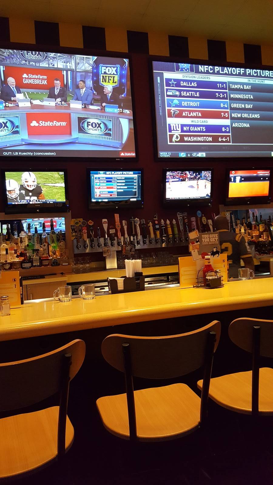 Buffalo Wild Wings | restaurant | 143 Fairway Dr, Wilmington, OH 45177, USA | 9372839464 OR +1 937-283-9464