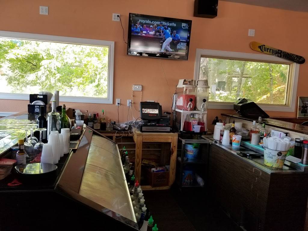 Bulldogs Beach House | restaurant | 121 Teton Ln, Camdenton, MO 65020, USA | 5738733311 OR +1 573-873-3311