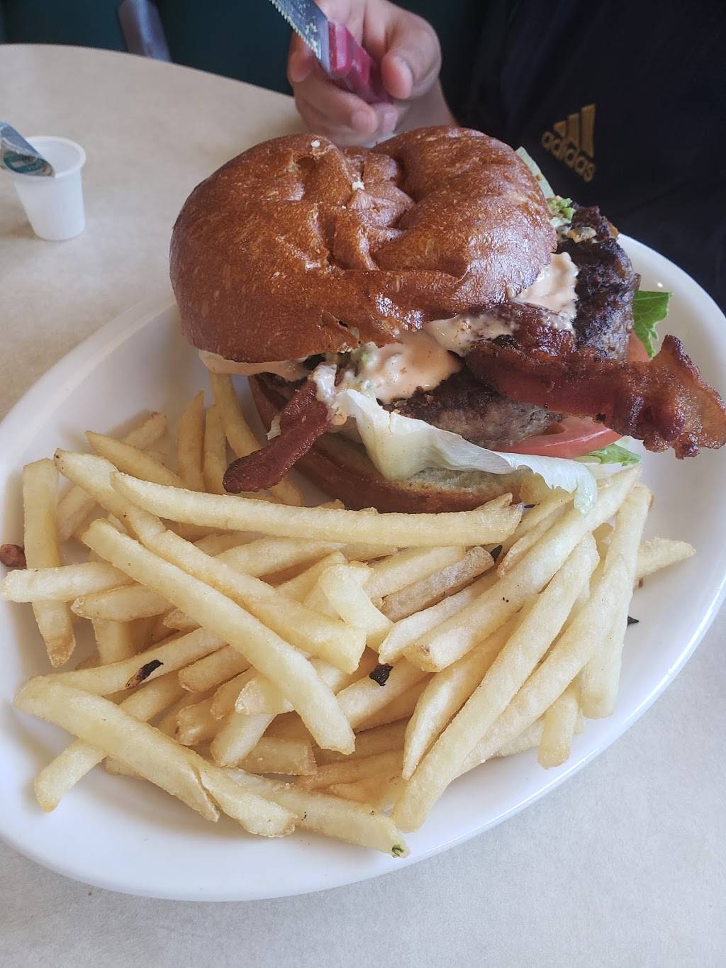 Georgias original Bun & Burger | restaurant | 180 E Rowland St, Covina, CA 91723, USA | 6269152016 OR +1 626-915-2016