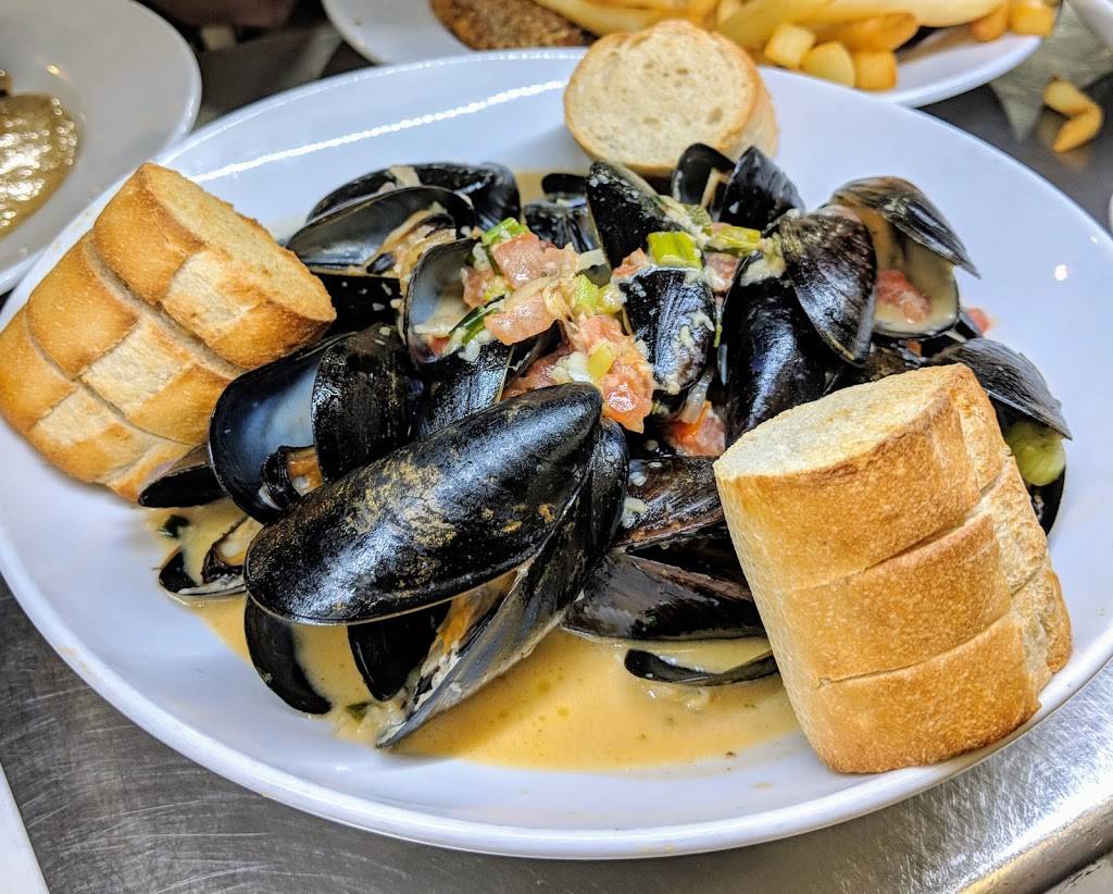 Sliders Oyster Bar | restaurant | 218 1st St, Neptune Beach, FL 32266, USA | 9042460881 OR +1 904-246-0881