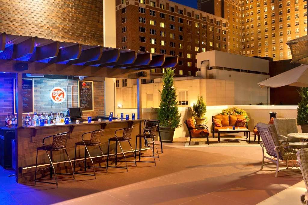 Avenue Bar & Grill | restaurant | 611 W Wisconsin Ave, Milwaukee, WI 53203, USA | 4142717327 OR +1 414-271-7327