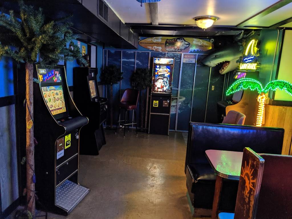 Sunset Sharkys Pub & Grub | restaurant | 12 S Shore Dr, Clear Lake, IA 50428, USA | 6413574275 OR +1 641-357-4275