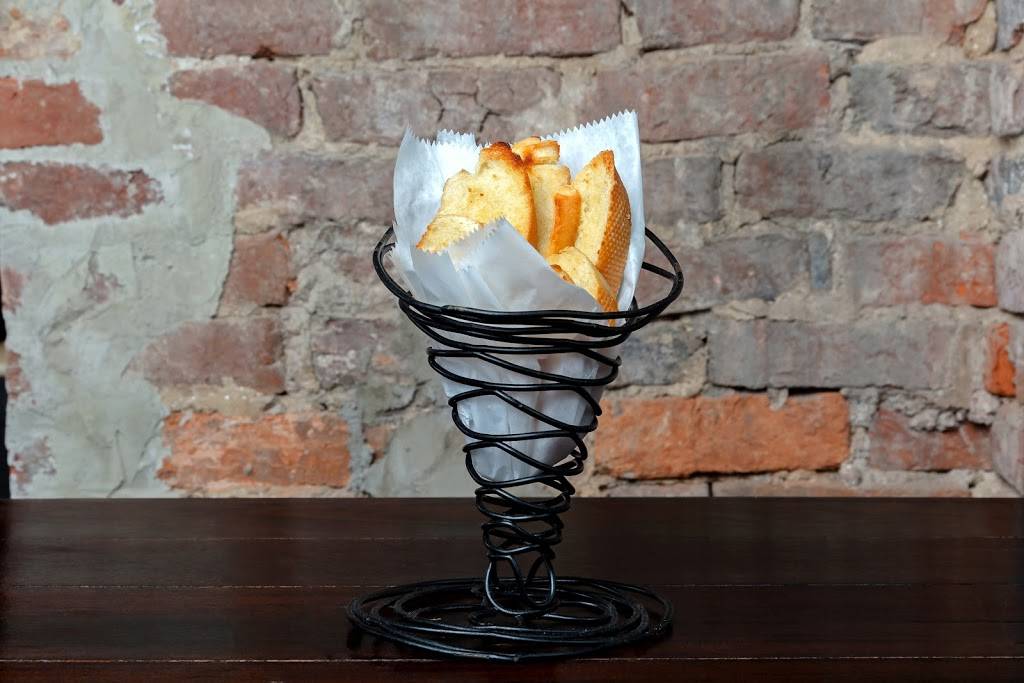 Augies Mussel House and Patio | restaurant | 1106 King St, Alexandria, VA 22314, USA | 7037213970 OR +1 703-721-3970