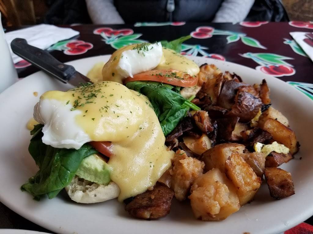 Betseys Dots of Dover | restaurant | 2 Mountain Park Plaza, West Dover, VT 05356, USA | 8024646476 OR +1 802-464-6476