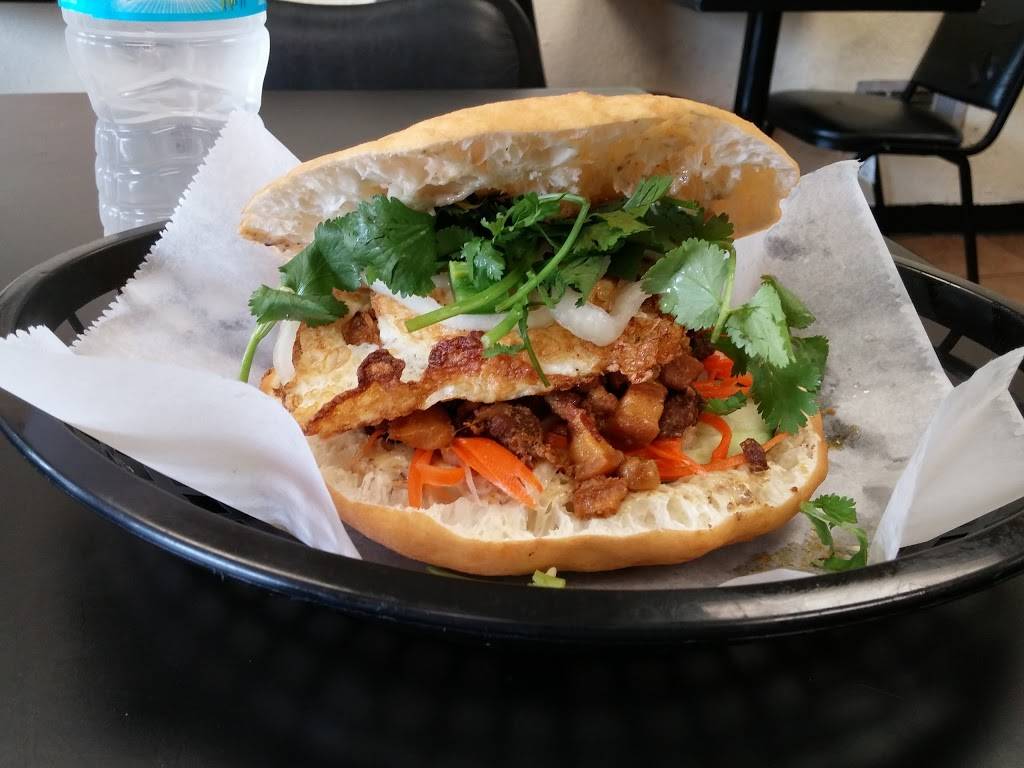 Bun Mee Phan | restaurant | 4011 N Oak Trafficway, Kansas City, MO 64116, USA | 8165996603 OR +1 816-599-6603