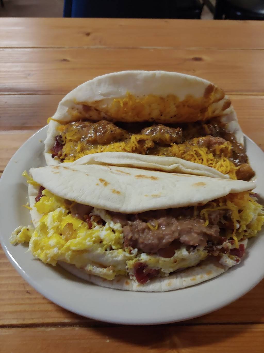 Naomis Diner | restaurant | 15033 Main St, Lytle, TX 78052, USA | 8307723462 OR +1 830-772-3462