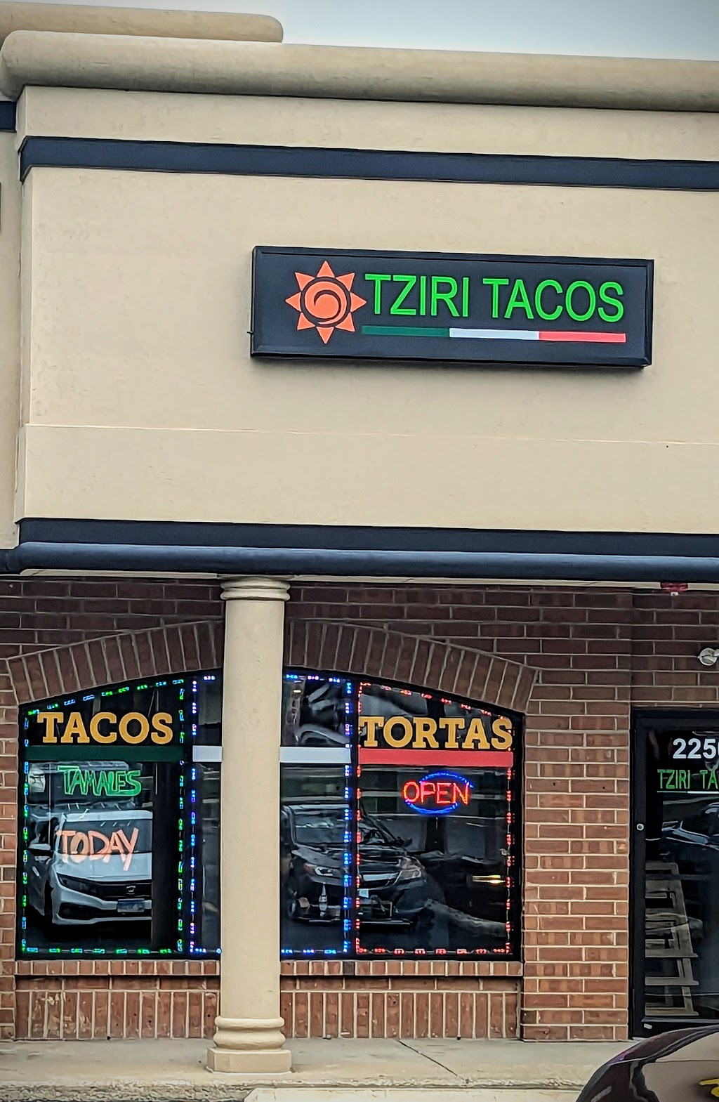 Tziri Tacos | restaurant | 2250 Ogden Ave, Aurora, IL 60504, USA | 6306923915 OR +1 630-692-3915
