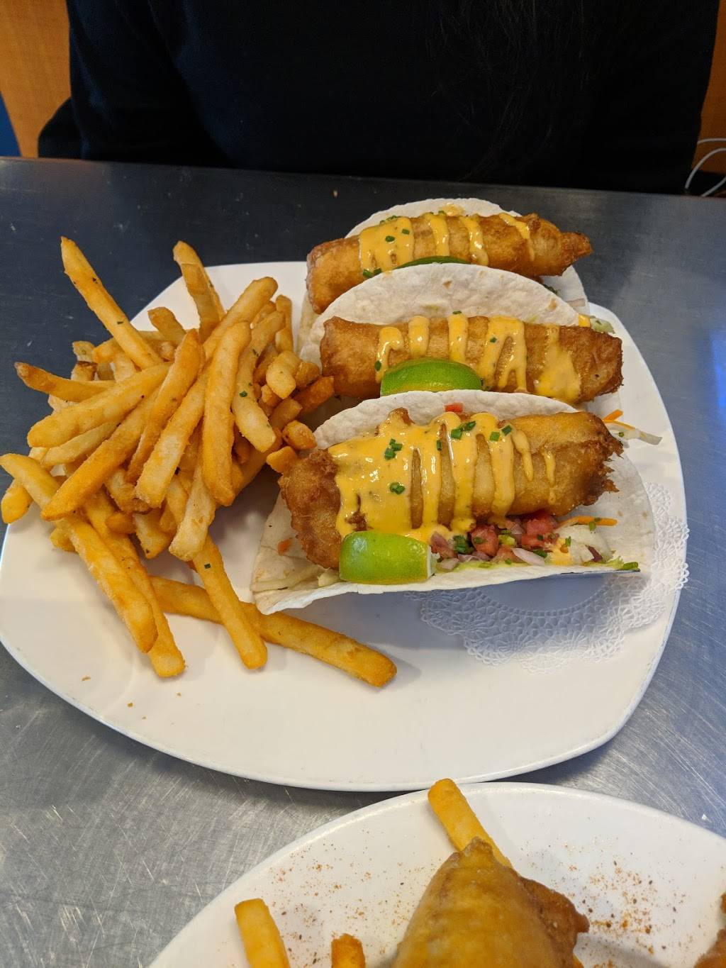 Fins Bar & Grille | restaurant | 142 Decatur St, Cape May, NJ 08204, USA | 6098843449 OR +1 609-884-3449