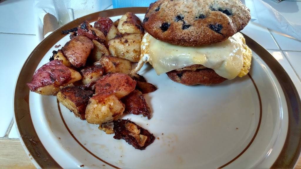 Blueberries | restaurant | 4 Bowdoin Mill Island, Topsham, ME 04086, USA | 2077255100 OR +1 207-725-5100