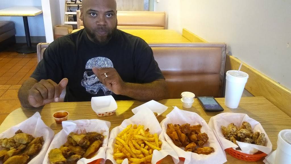 Wing Slingers | restaurant | 7325 E Iliff Ave, Denver, CO 80231, USA | 3033532160 OR +1 303-353-2160