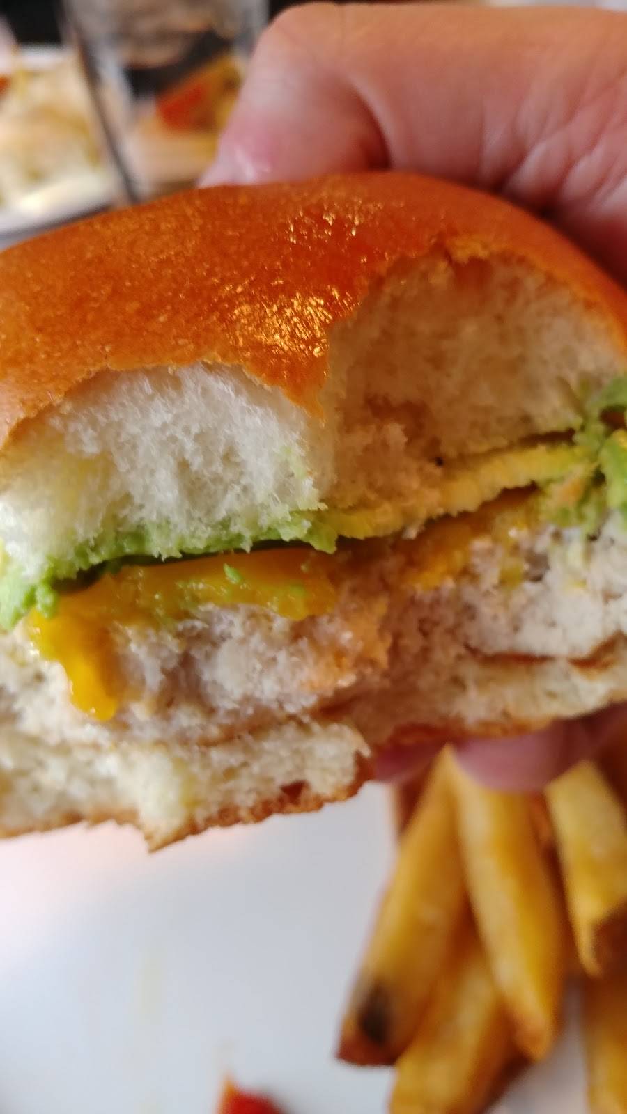 Shoreline Diner & Vegetarian Enclave | restaurant | 345 Boston Post Rd, Guilford, CT 06437, USA | 2034587380 OR +1 203-458-7380