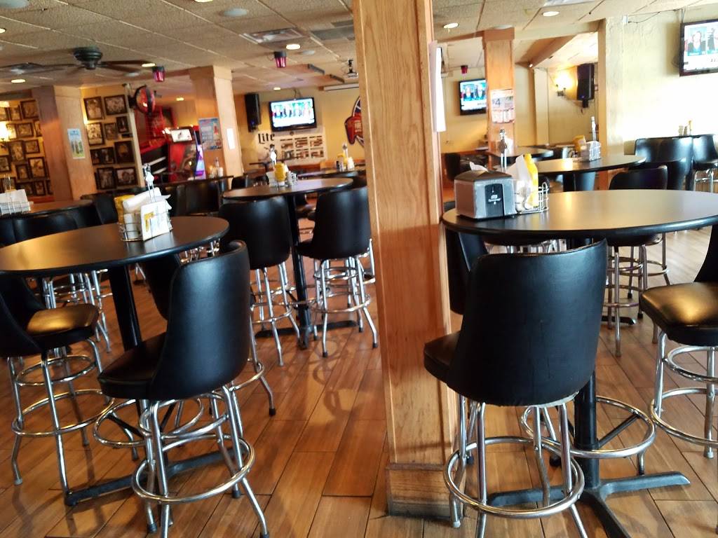 Brewskis Sports Club | restaurant | 304 N 76th St, Milwaukee, WI 53213, USA | 4144750500 OR +1 414-475-0500