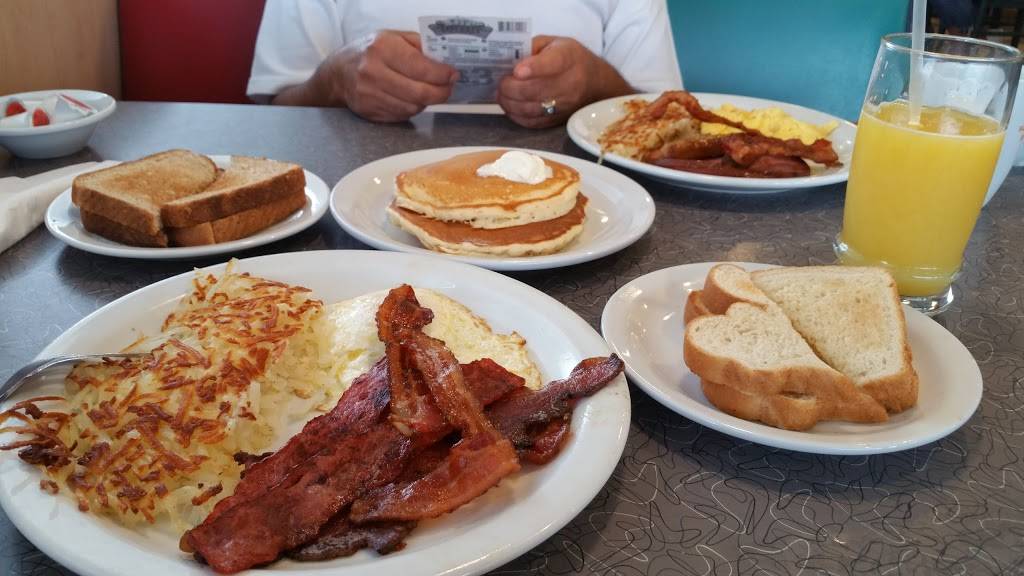 Dennys | restaurant | 1377 W Foothill Blvd, Rialto, CA 92376, USA | 9098738881 OR +1 909-873-8881