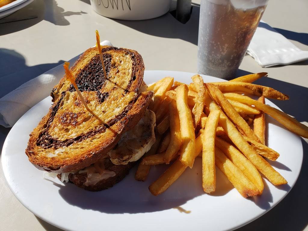 The Old Salty Dog | restaurant | 1601 Ken Thompson Pkwy, Sarasota, FL 34236, USA | 9413884311 OR +1 941-388-4311