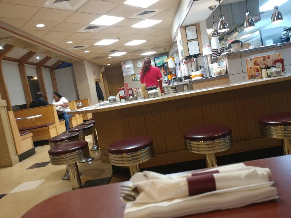 George Webb Restaurant | restaurant | 12201 W North Ave, Wauwatosa, WI 53226, USA | 4147744377 OR +1 414-774-4377