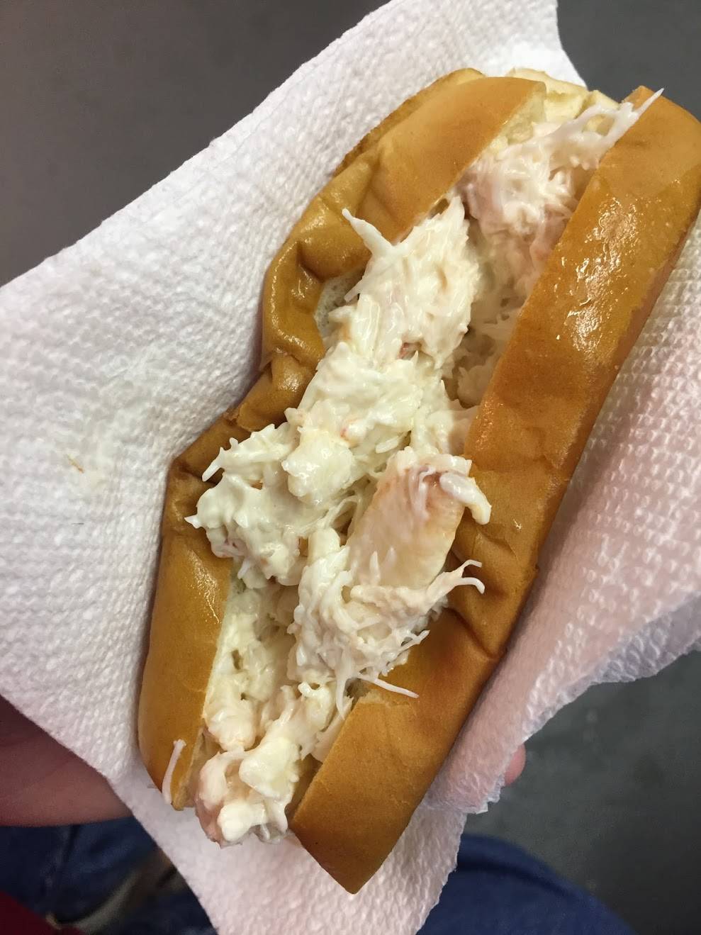 Hodgdons Seafood | restaurant | 1065 Tremont Rd, Seal Cove, ME 04674, USA | 2076692343 OR +1 207-669-2343