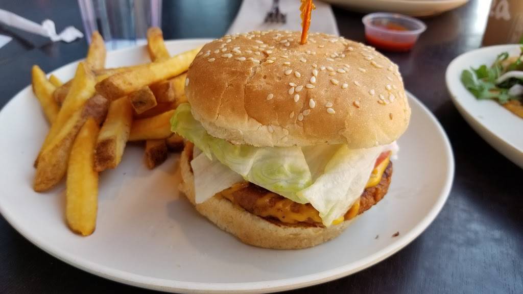 Veggie Grill | restaurant | 10916 Lindbrook Dr, Los Angeles, CA 90024, USA | 3102096070 OR +1 310-209-6070