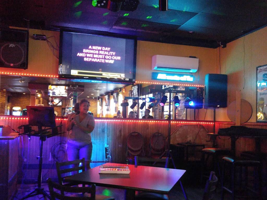 Bleechers Bar & Grill | restaurant | 2220 White Bear Ave, Maplewood, MN 55109, USA | 6517777897 OR +1 651-777-7897