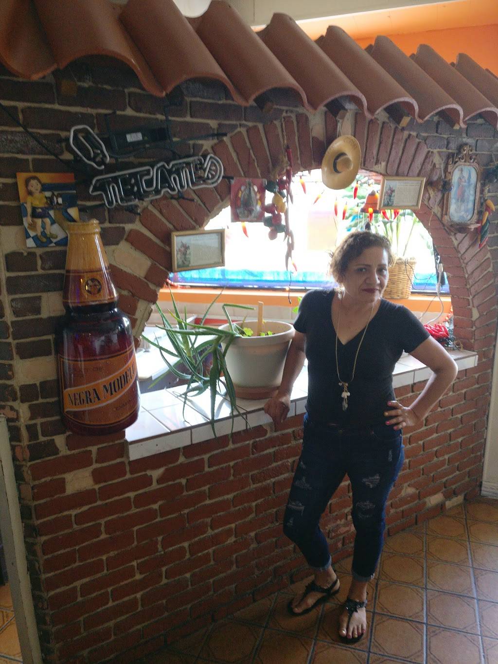 La Perla | restaurant | 10623 Prairie Ave, Inglewood, CA 90303, USA | 3106775277 OR +1 310-677-5277