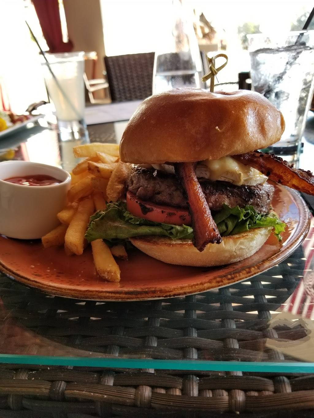 Lakeside Bar + Grill | night club | 700 Bloom St, Kissimmee, FL 34747, USA | 4075666000 OR +1 407-566-6000