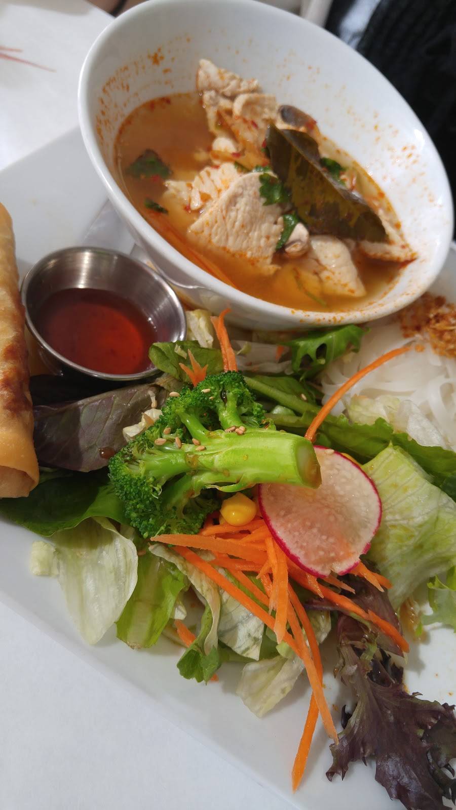 Gindi Thai Restaurant / Sushi / Bar | restaurant | 4017 W Riverside Dr, Burbank, CA 91505, USA | 8185671221 OR +1 818-567-1221