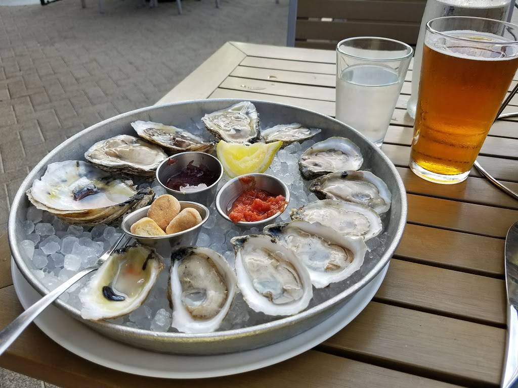 The Walrus Oyster & Ale House | restaurant | 152 Waterfront St, Oxon Hill, MD 20745, USA | 3015676100 OR +1 301-567-6100