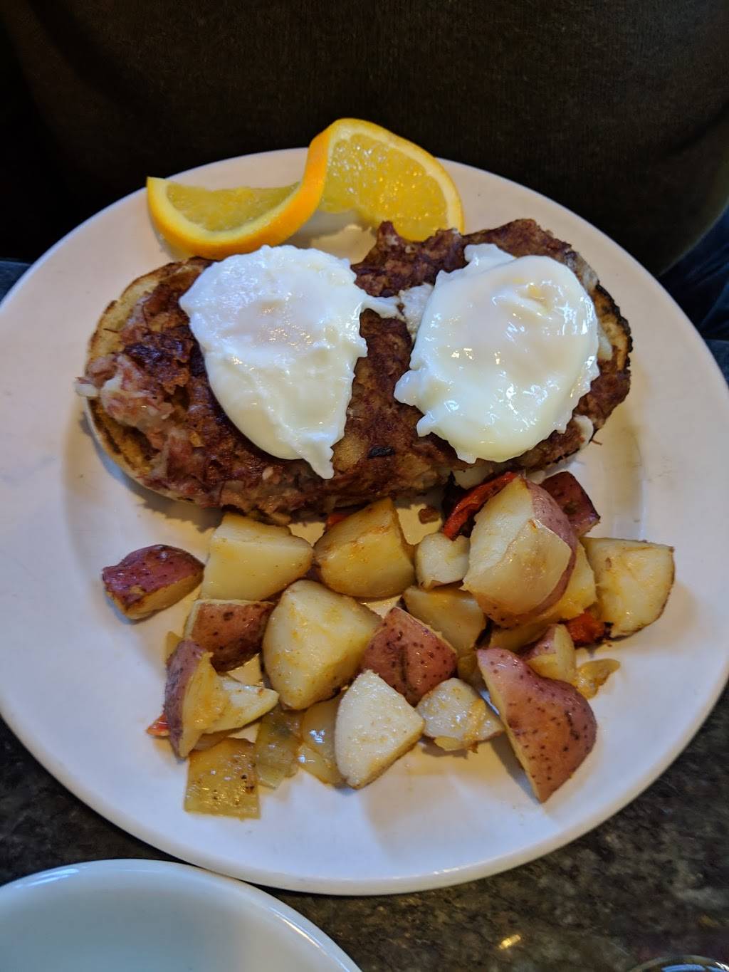 Annies | restaurant | 176 Bellevue Ave, Newport, RI 02840, USA | 4018496731 OR +1 401-849-6731